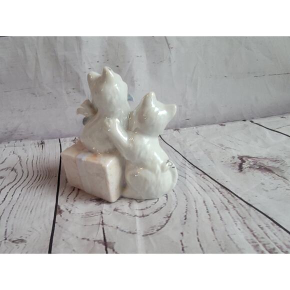 Vintage 4in Tall Cats Kittens W/ Flowers On A Present Figurine - Picture 6 of 9